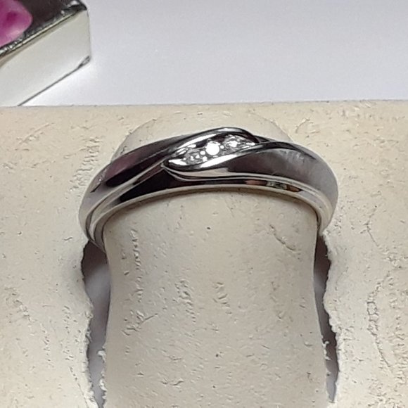 .05cttw Natural 3 Diamond brushed & Polished 10Kt WG angled Keepsake Band #17103